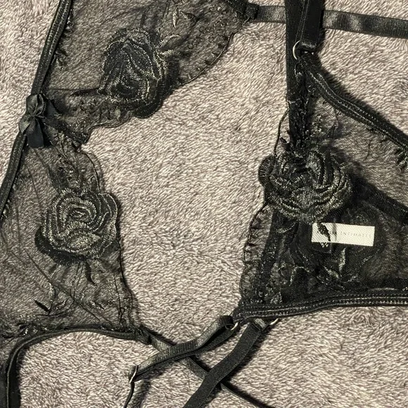 Elegant Black Lace Lingerie Set - Picture 4 of 11